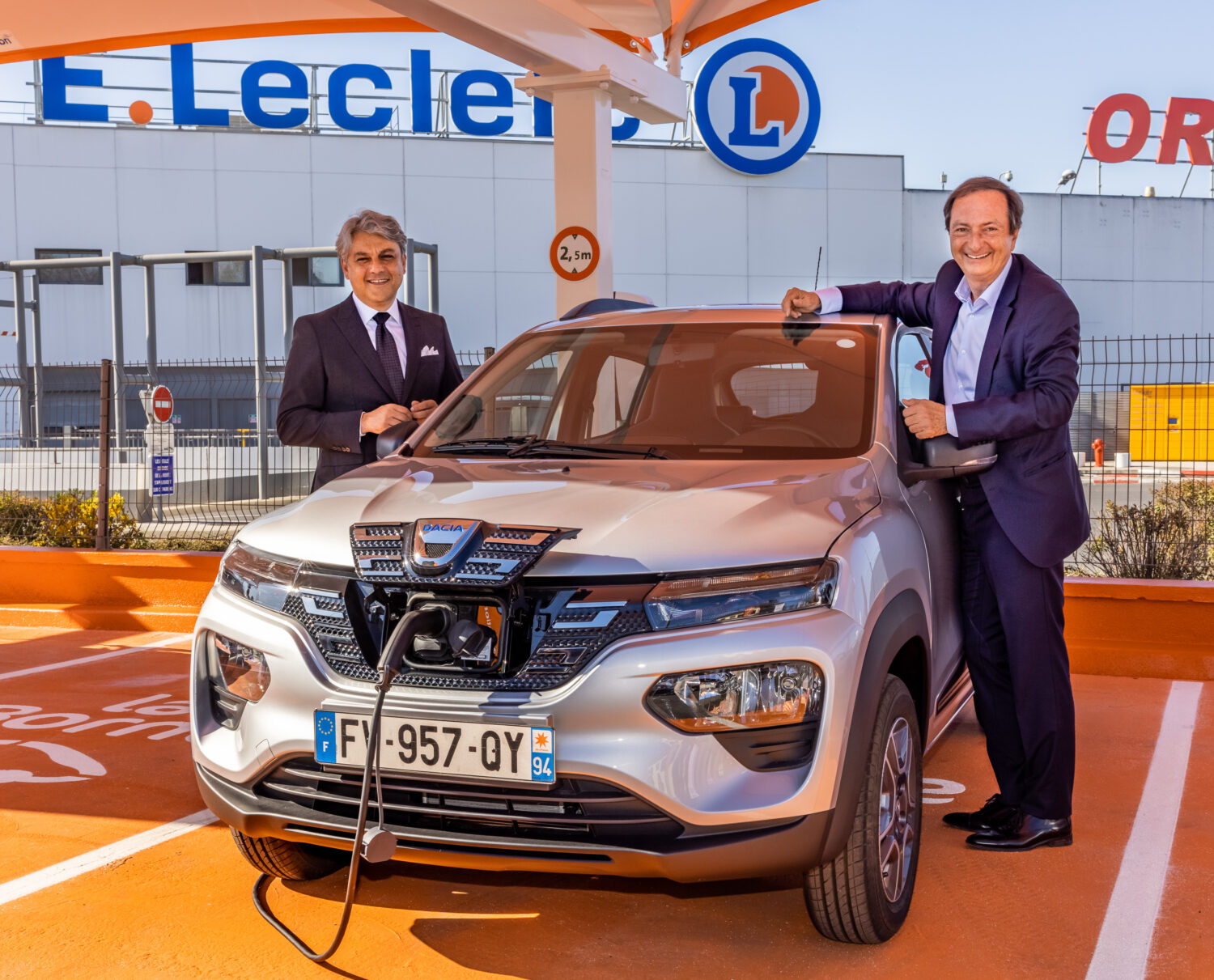 2021 - E.Leclerc Location welcomes the first Dacia Spring, 100% electric